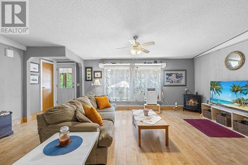 876 Balsam Road, Creston, BC - Indoor Photo Showing Living Room