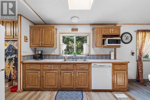 876 Balsam Road, Creston, BC - Indoor Photo Showing Kitchen With Double Sink