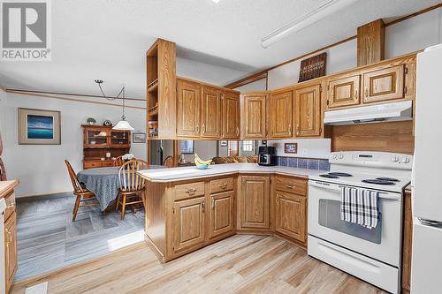 876 Balsam Road, Creston, BC - Indoor Photo Showing Kitchen