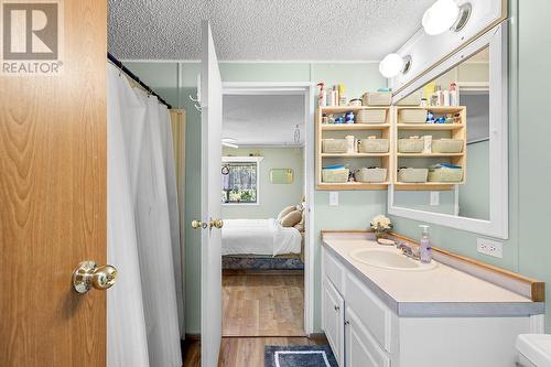 876 Balsam Road, Creston, BC - Indoor Photo Showing Bathroom