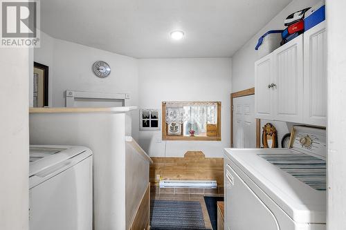 876 Balsam Road, Creston, BC - Indoor Photo Showing Laundry Room