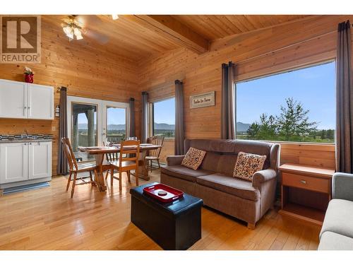 3460 Meadow Lake Road, Clinton, BC - Indoor Photo Showing Living Room