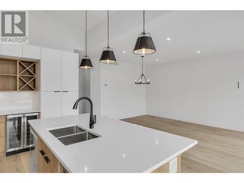 974 Wilson Avenue, Kelowna, BC - Indoor Photo Showing Kitchen With Double Sink With Upgraded Kitchen