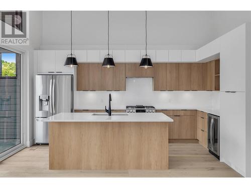 974 Wilson Avenue, Kelowna, BC - Indoor Photo Showing Kitchen With Upgraded Kitchen