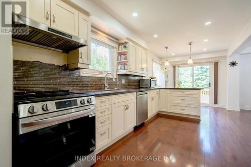 48 Copeland Road, Brampton (Fletcher'S West), ON - Indoor Photo Showing Kitchen With Upgraded Kitchen