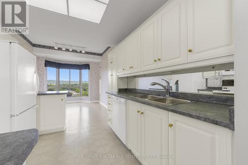 1105 - 1201 North Shore Boulevard E, Burlington (Brant), ON - Indoor Photo Showing Kitchen With Double Sink