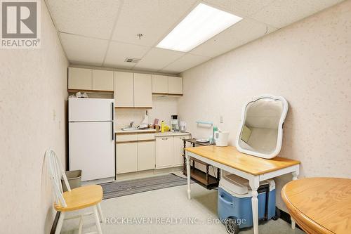 108 - 107 Bagot Street, Guelph (Onward Willow), ON - Indoor Photo Showing Kitchen