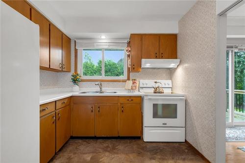 293 Harmony Road, Ancaster, ON - Indoor Photo Showing Kitchen With Double Sink