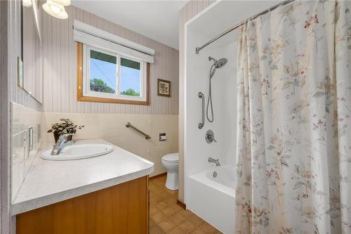 293 Harmony Road, Ancaster, ON - Indoor Photo Showing Bathroom