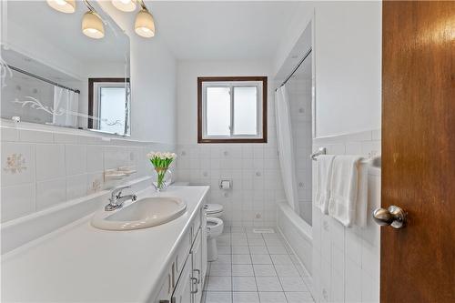 MAIN BATH - 62 Eastbury Drive, Stoney Creek, ON - Indoor Photo Showing Bathroom