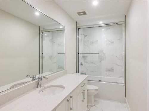 662 Monterey Ave, Oak Bay, BC - Indoor Photo Showing Bathroom