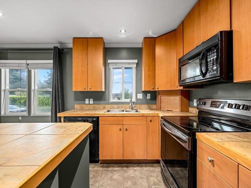 372 Alder St, Campbell River, BC - Indoor Photo Showing Kitchen