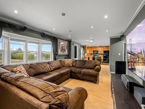 372 Alder St, Campbell River, BC - Indoor Photo Showing Living Room