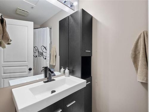 3383 Mariposa Dr, Nanaimo, BC - Indoor Photo Showing Bathroom