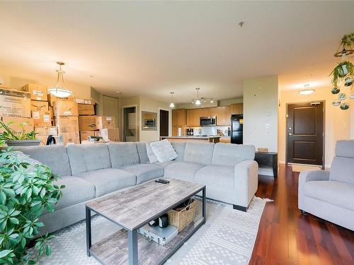 205-555 Franklyn St, Nanaimo, BC - Indoor Photo Showing Living Room
