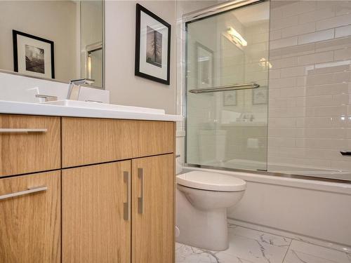 409-9861 Third St, Sidney, BC - Indoor Photo Showing Bathroom