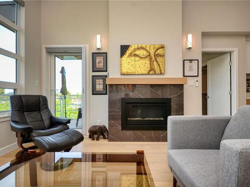 409-9861 Third St, Sidney, BC - Indoor Photo Showing Living Room With Fireplace