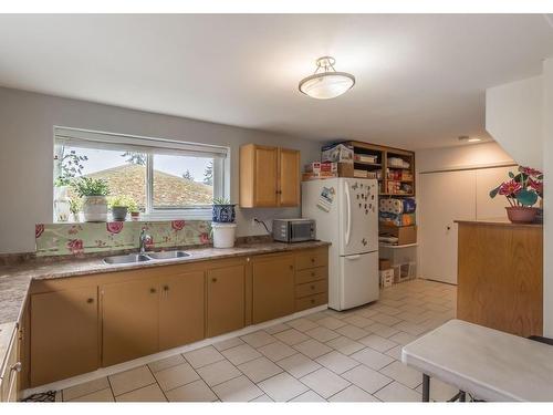 1901 Meredith Rd, Nanaimo, BC - Indoor Photo Showing Kitchen With Double Sink