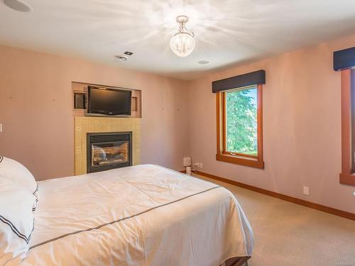511 Soriel Rd, Parksville, BC - Indoor Photo Showing Bedroom With Fireplace