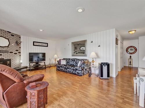 104-4340A Beach Avenue, Peachland, BC - Indoor Photo Showing Living Room