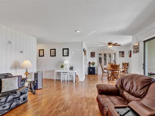 104-4340A Beach Avenue, Peachland, BC - Indoor Photo Showing Living Room