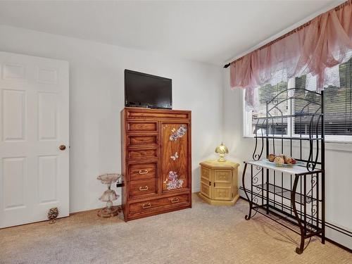 104-4340A Beach Avenue, Peachland, BC - Indoor Photo Showing Bedroom
