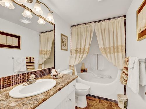 104-4340A Beach Avenue, Peachland, BC - Indoor Photo Showing Bathroom