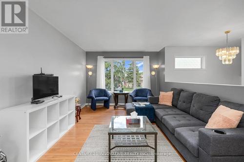 2225 Longfellow Avenue, Windsor, ON - Indoor Photo Showing Living Room