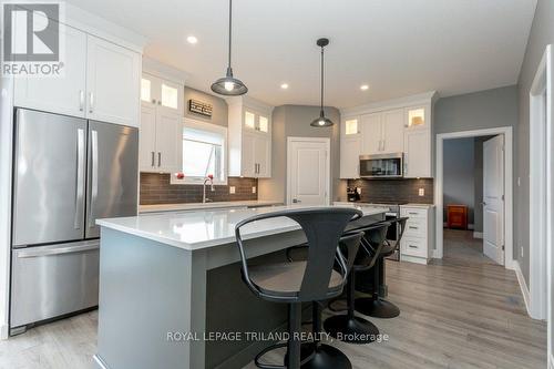 2 Joanna Crescent, Central Elgin, ON - Indoor Photo Showing Kitchen With Upgraded Kitchen