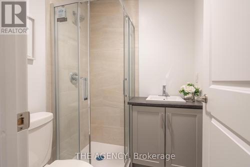 11 Queen Street, Brantford, ON - Indoor Photo Showing Bathroom