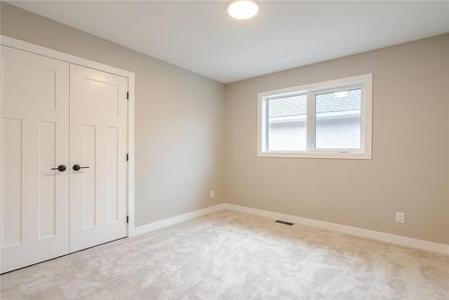 27 Prestwick Street, Niverville, MB - Indoor Photo Showing Other Room
