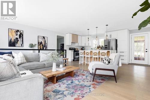 1322 Britannia Road, Huntsville, ON - Indoor Photo Showing Living Room