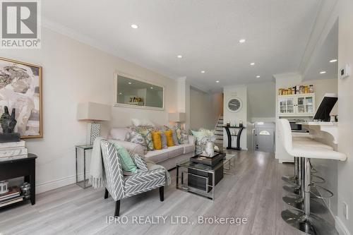 118 Ashurst Crescent, Brampton, ON - Indoor Photo Showing Living Room