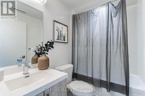 1406 - 2081 Fairview Street, Burlington, ON - Indoor Photo Showing Bathroom