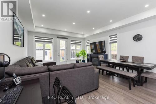 897 Fourth Street, Mississauga, ON - Indoor Photo Showing Living Room