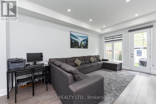 897 Fourth Street, Mississauga, ON - Indoor Photo Showing Living Room