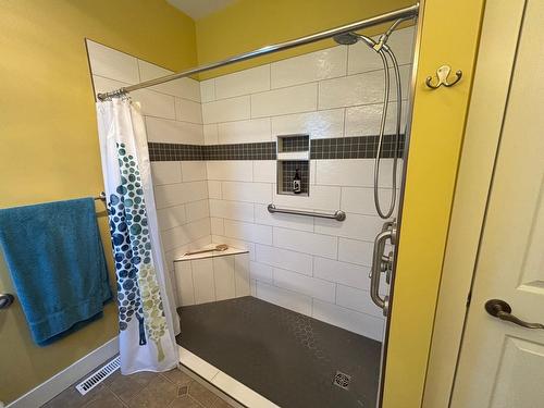 543 Hartland Avenue, Midway, BC - Indoor Photo Showing Bathroom