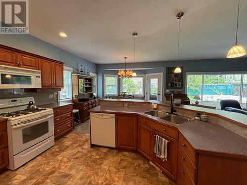 543 Hartland Avenue, Midway, BC - Indoor Photo Showing Kitchen With Double Sink