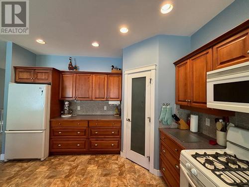 543 Hartland Avenue, Midway, BC - Indoor Photo Showing Kitchen