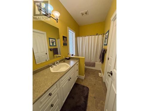 543 Hartland Avenue, Midway, BC - Indoor Photo Showing Bathroom