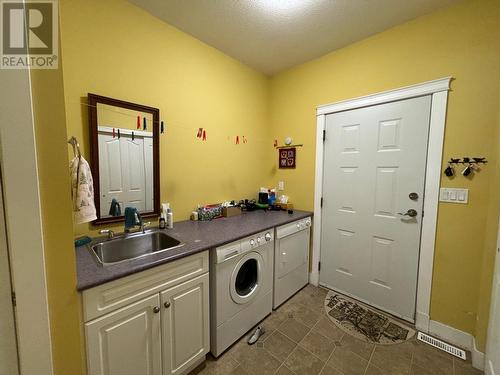 543 Hartland Avenue, Midway, BC - Indoor Photo Showing Laundry Room