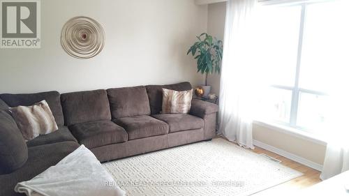 40 Madison Street, Brampton, ON - Indoor Photo Showing Living Room