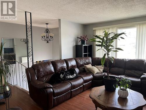 550 Rutland Road S, Kelowna, BC - Indoor Photo Showing Living Room