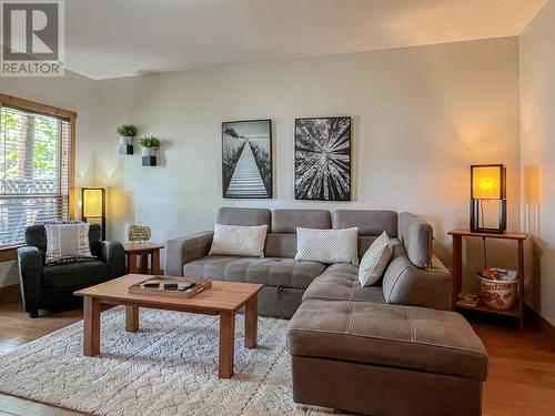 5401 Lakeshore Drive Unit# 105, Osoyoos, BC - Indoor Photo Showing Living Room