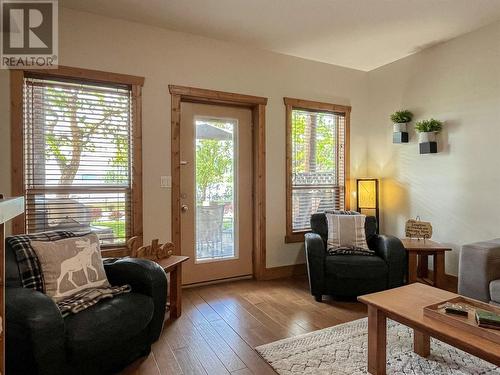 5401 Lakeshore Drive Unit# 105, Osoyoos, BC - Indoor Photo Showing Living Room