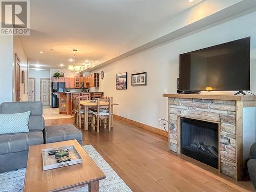 5401 Lakeshore Drive Unit# 105, Osoyoos, BC - Indoor Photo Showing Living Room With Fireplace