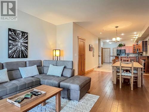 5401 Lakeshore Drive Unit# 105, Osoyoos, BC - Indoor Photo Showing Living Room