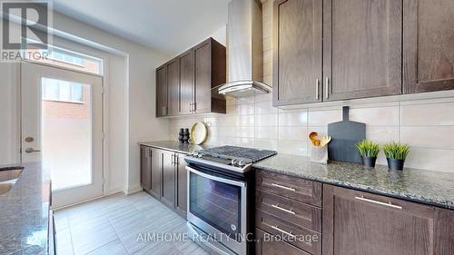 23 Snap Dragon Trail, East Gwillimbury, ON - Indoor Photo Showing Kitchen With Upgraded Kitchen