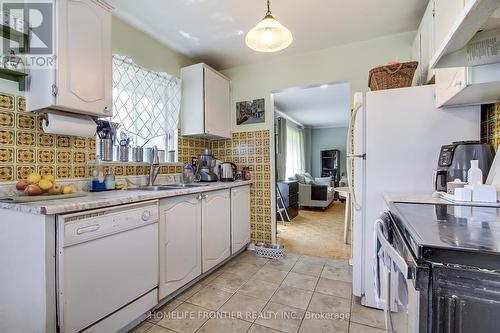 5 Penwick Crescent, Richmond Hill, ON - Indoor Photo Showing Kitchen With Double Sink