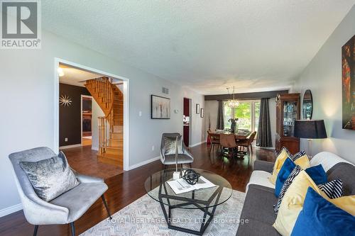 6 Longfellow Court, Whitby, ON - Indoor Photo Showing Living Room